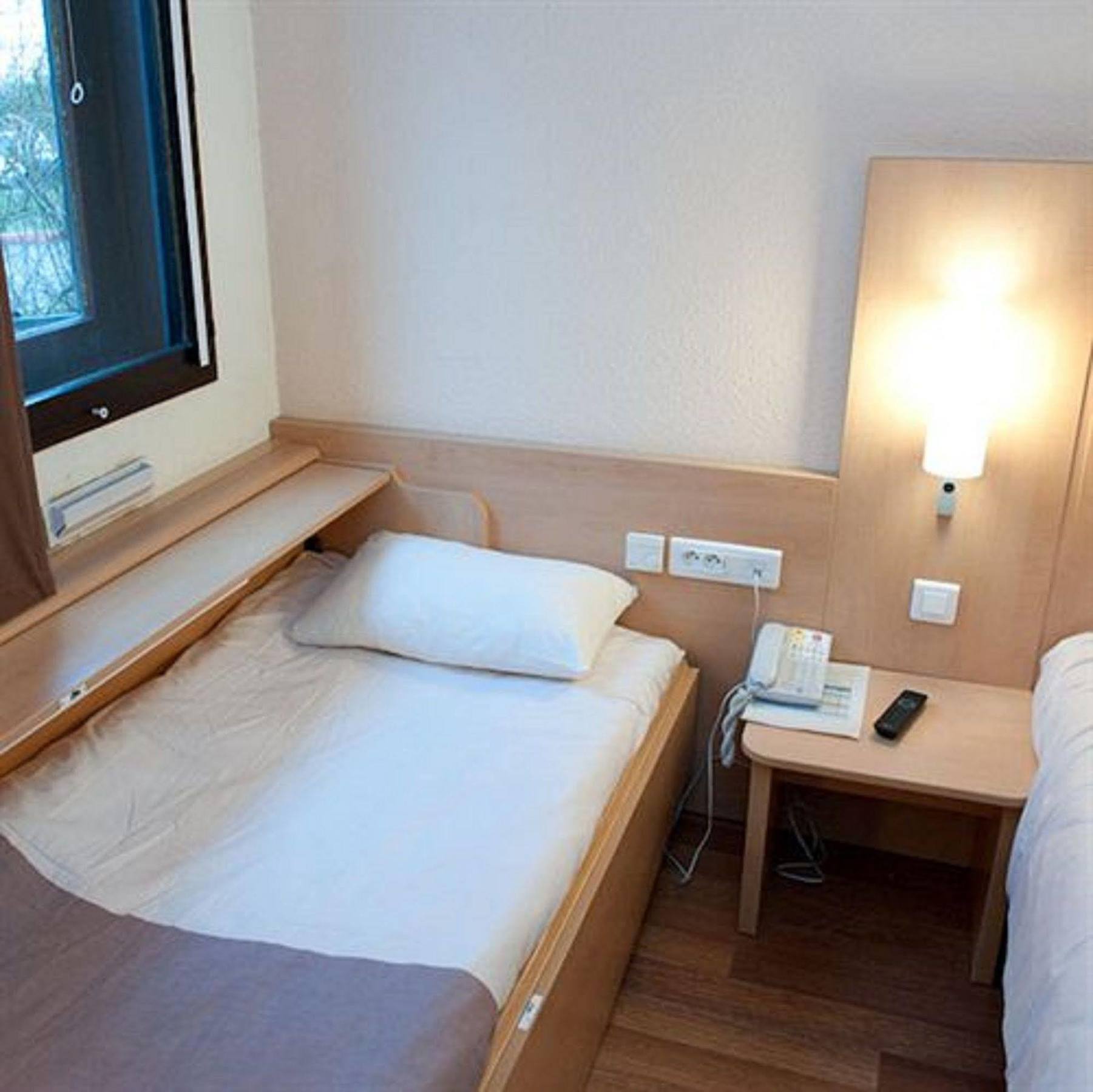 Egg Hotel Gonesse Buitenkant foto