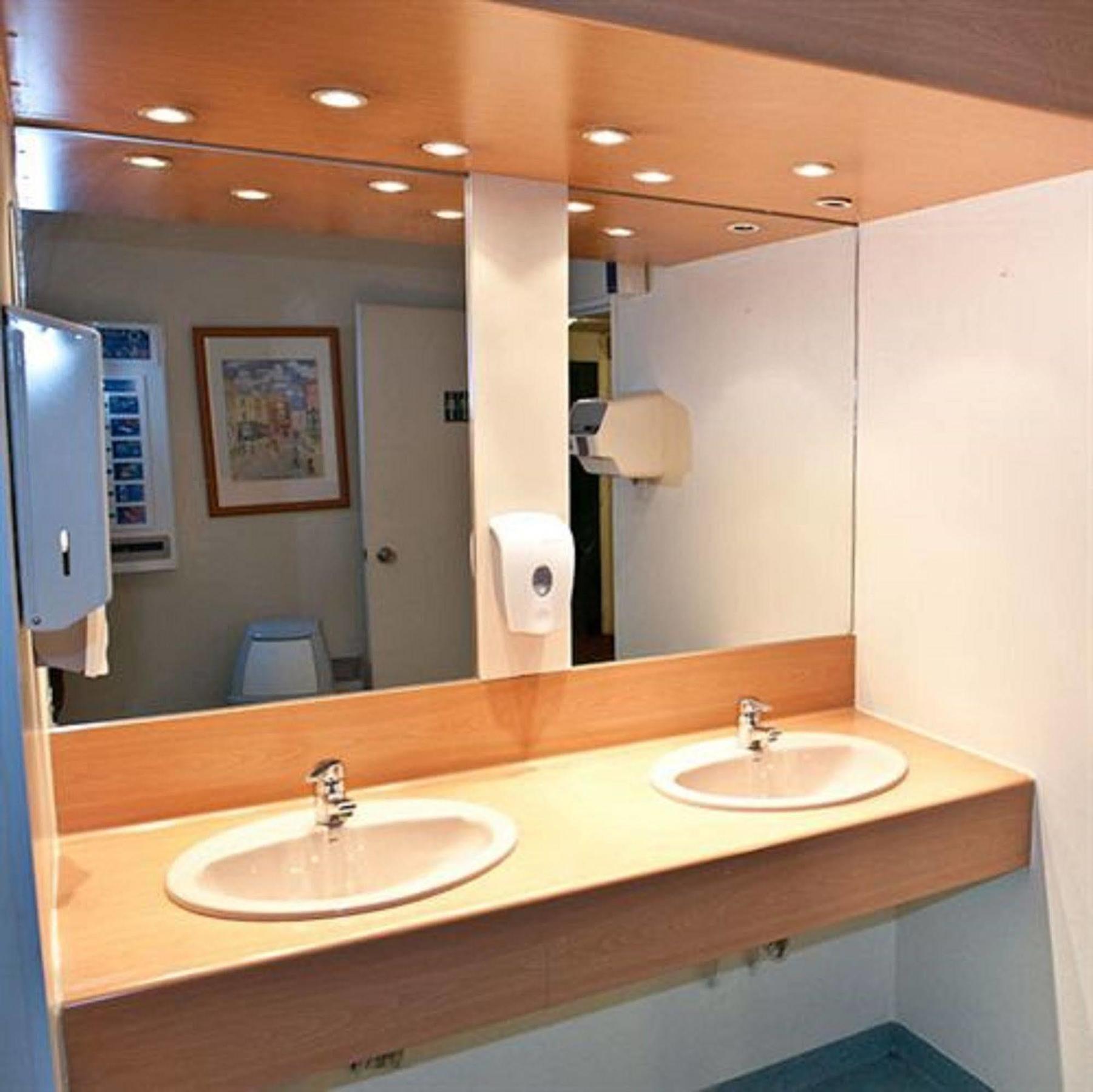 Egg Hotel Gonesse Buitenkant foto
