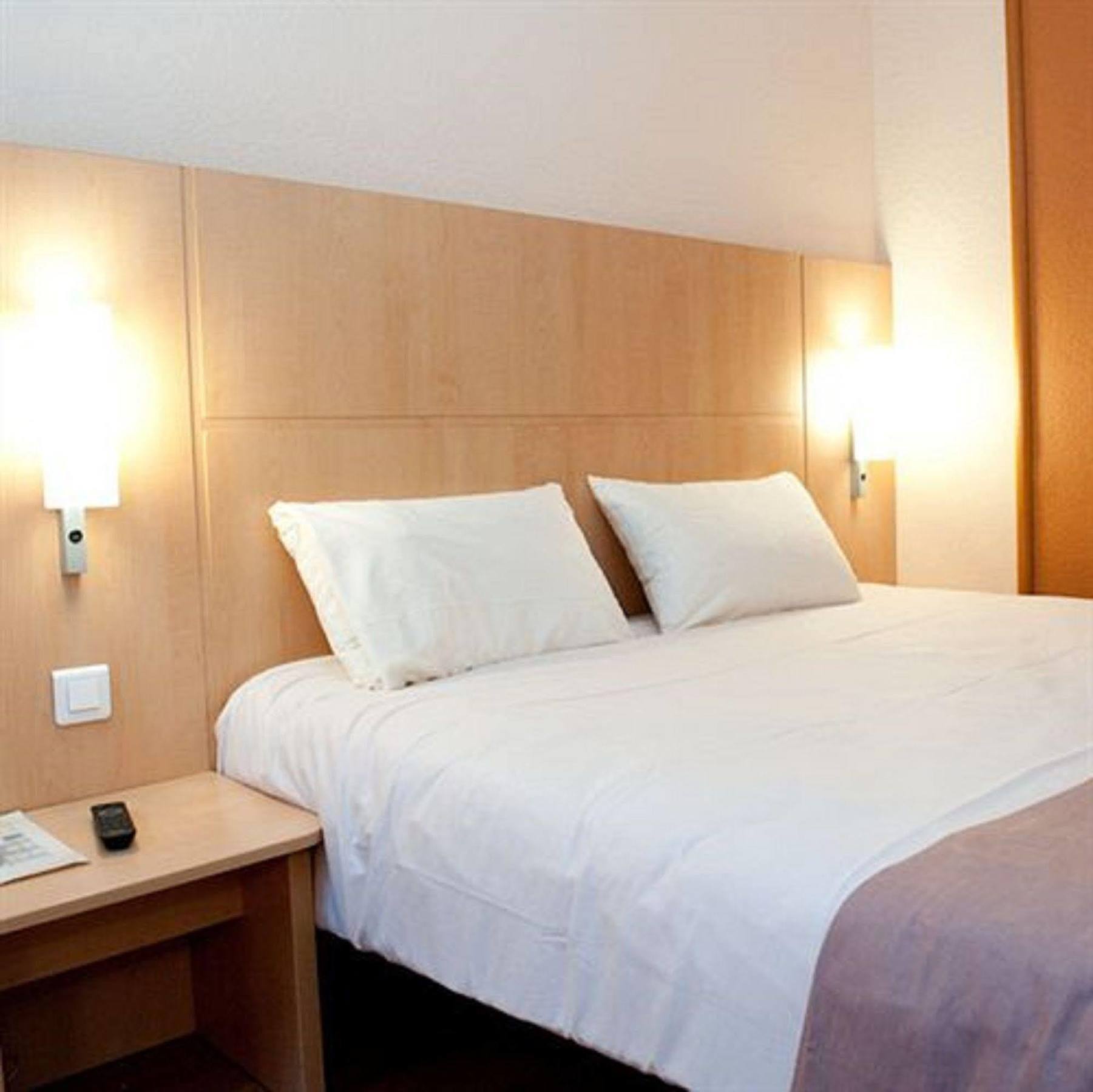 Egg Hotel Gonesse Buitenkant foto
