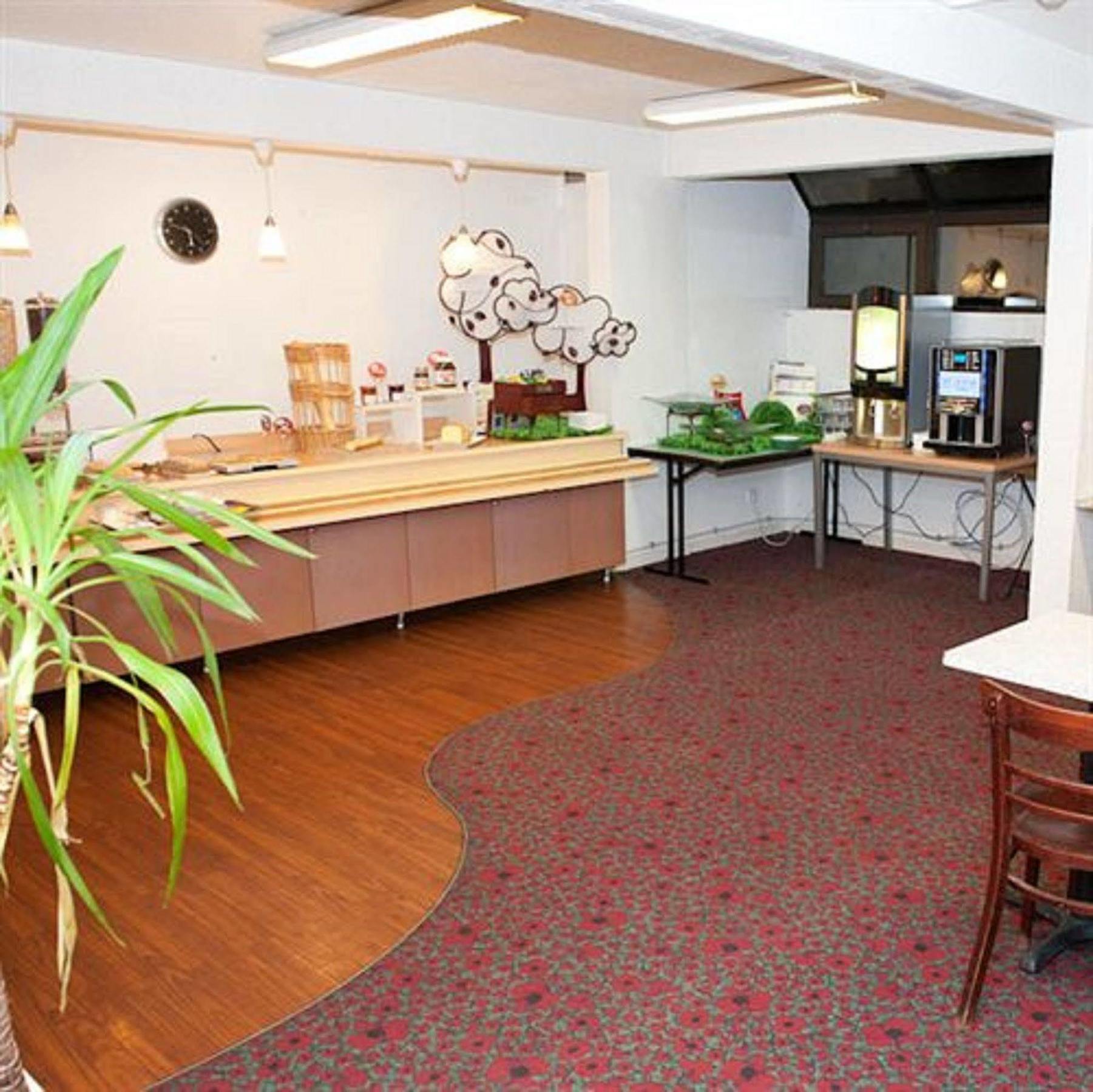Egg Hotel Gonesse Buitenkant foto