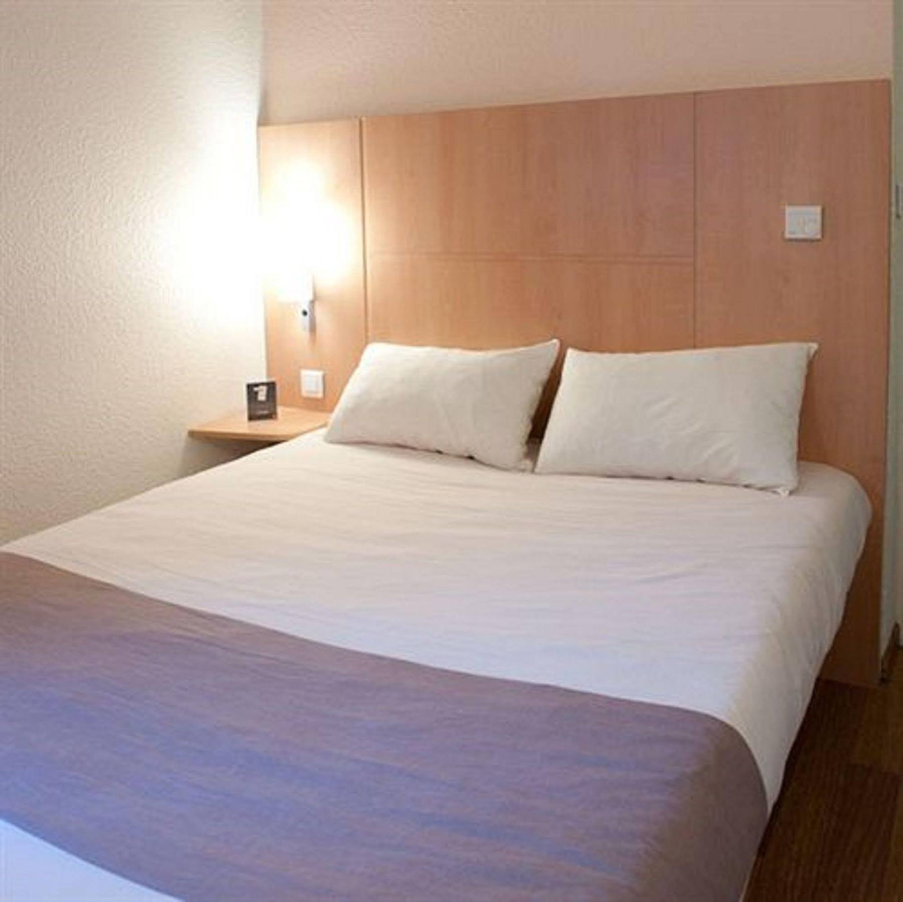 Egg Hotel Gonesse Buitenkant foto