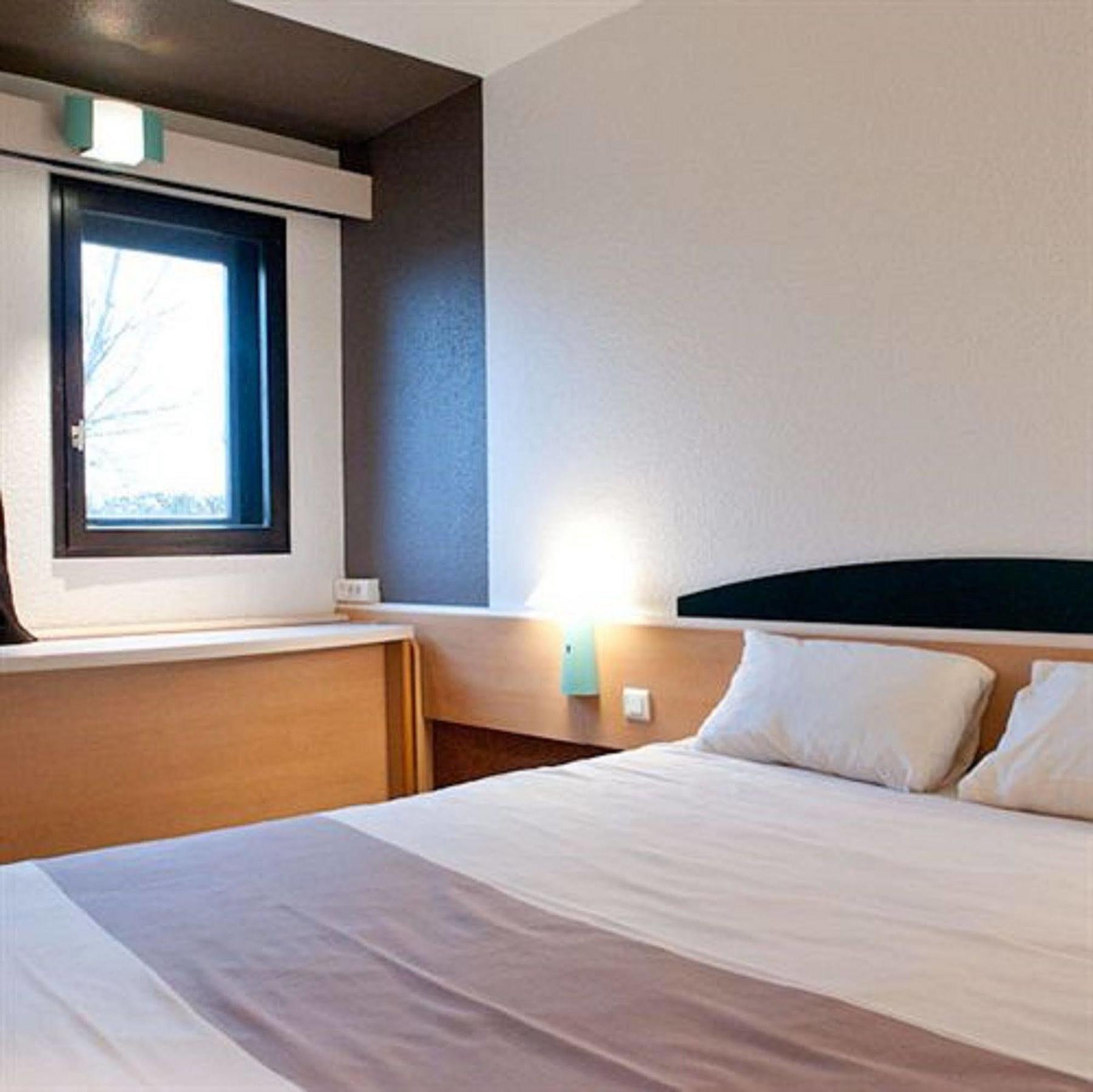 Egg Hotel Gonesse Buitenkant foto